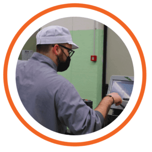 tecnico che opera su un sistema per il controllo qualità packaging