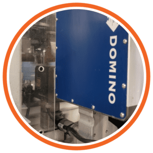 laser domino dx1060i in funzione per codifica su bottiglie di birra