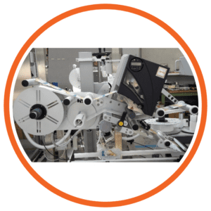 esempio di applicatore di etichette su una linea di produzione