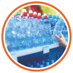 bottiglie d'acqua in vendita nei supermercati