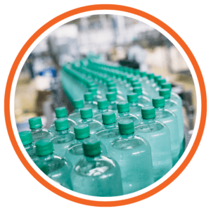 bottiglie d'acqua scorrono sulla linea di produzione